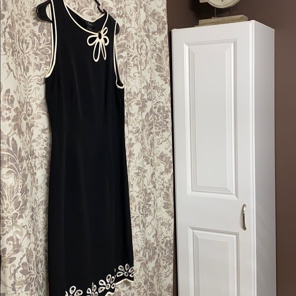 Lovely LBD with white flower embroidered trimming - Picture 8 of 8